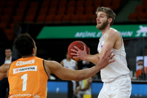 在周琦因伤 在周琦因伤